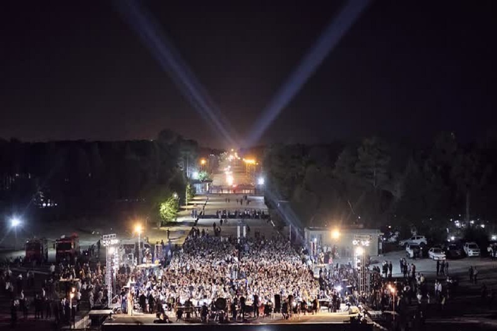 «ای ایران» در تخت جمشید طنین‌انداز شد