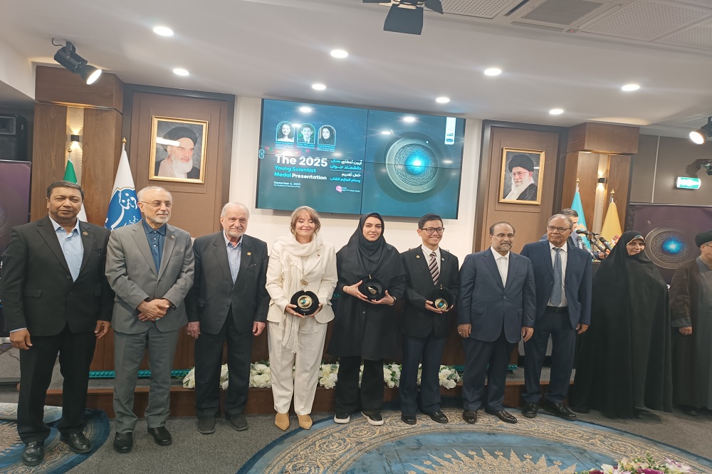 استاد دانشگاه آزاد دانشمند برتر جوان اسلام شد