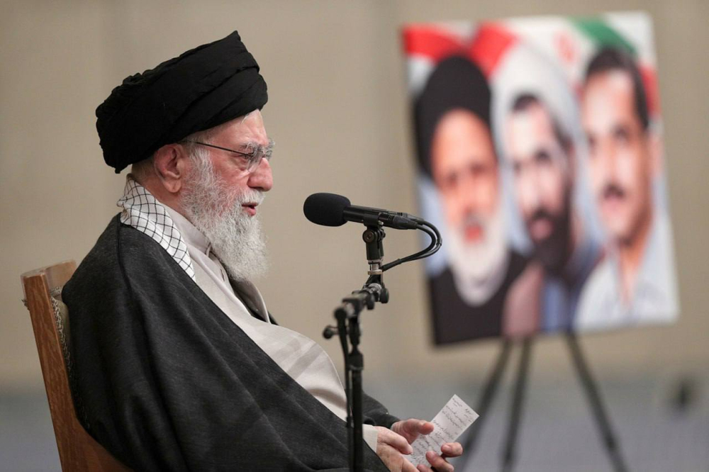 رهبر انقلاب: معیشت مردم مهمترین مسئله است