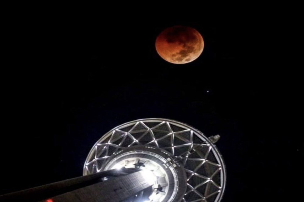 ثبت لحظه نادر ماه‌گرفتگی در تهران