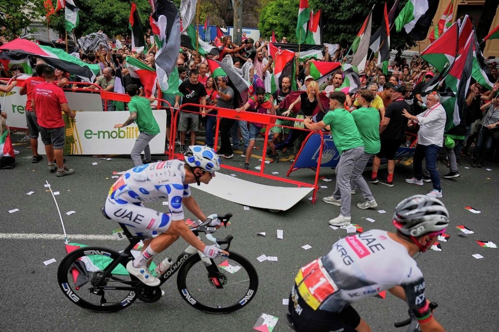 اعتراض به حضور دوچرخهسواران اسرائیلی در تور اسپانیا+ فیلم