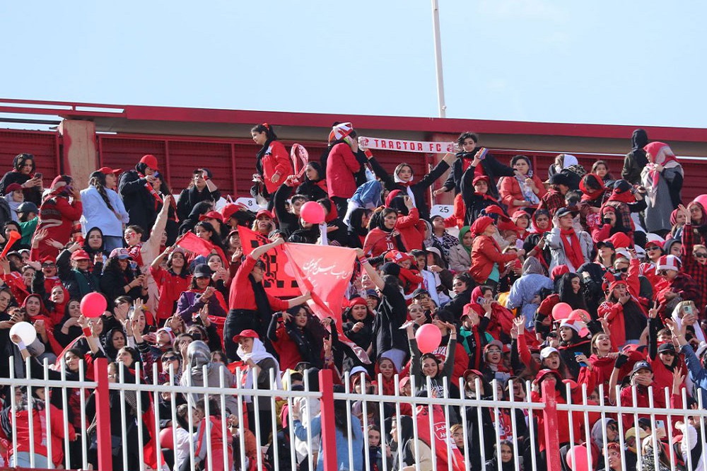 تراکتور - فجر با حضور بانوان تبریزی