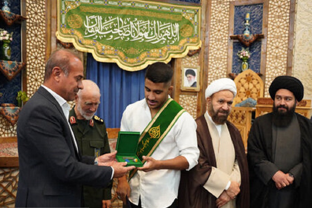 غلامرضا فرخی خادم شاهچراغ(ع) شد