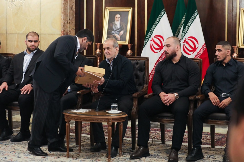 تجلیل پزشکیان از کادرفنی و کشتیگیران تیم ملی