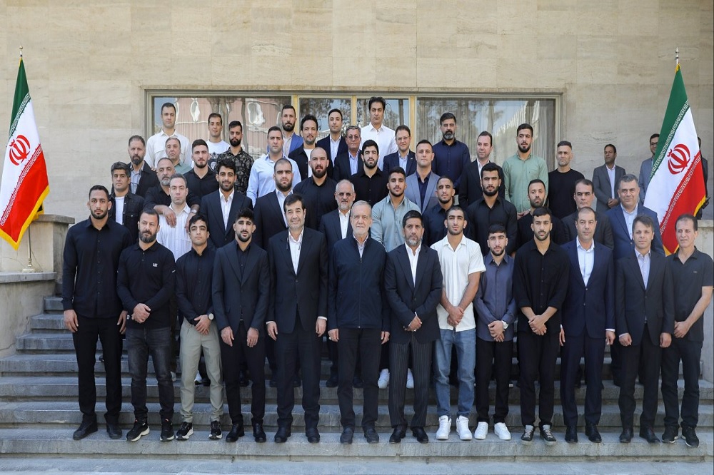 دیدار اعضای تیم ملی کشتی با رئیس‌جمهور