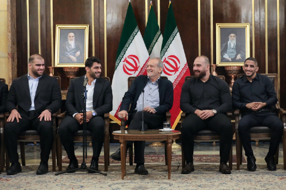 حاشیه دیدار رئیس‌‌جمهور و مدال‌آوران تیم ملی کشتی