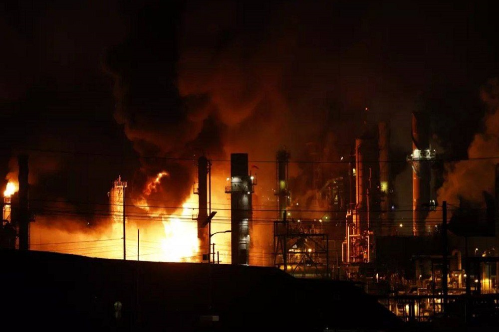 آتشسوزی گسترده در پالایشگاه نفت لسآنجلس