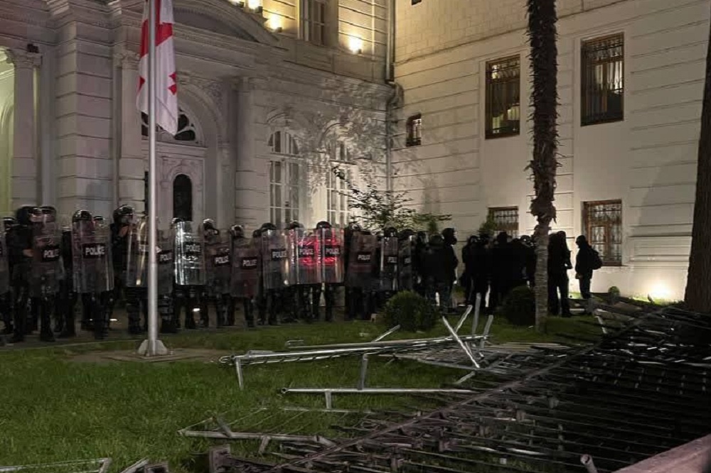 معترضان در گرجستان وارد محوطه اقامتگاه رئیس جمهور شدند