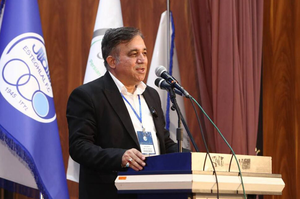 هلدینگ به تاجرنیا: فعلا خودت بمان!