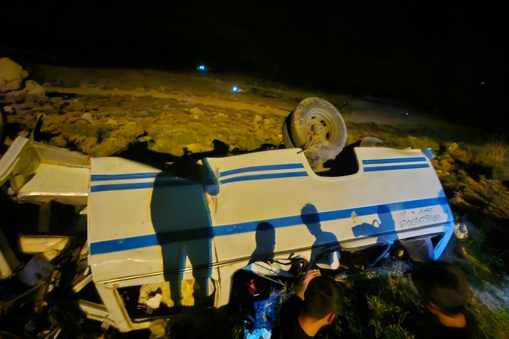 یک فوتی و ۱۹ مصدوم در پی سقوط مینیبوس به دره در گلبهار