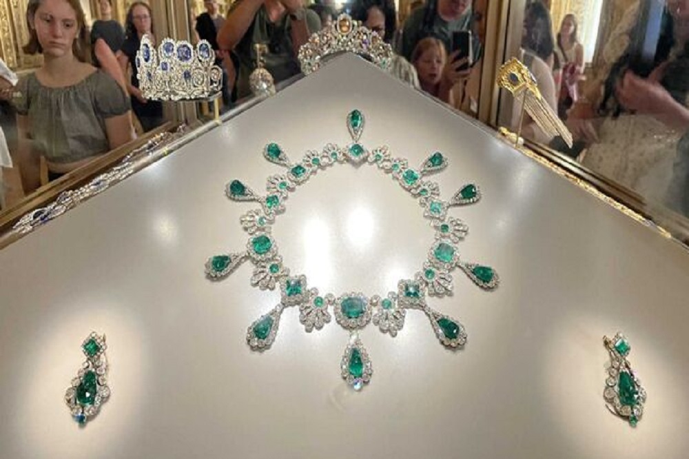 چه جواهراتی از لوور به سرقت رفت؟