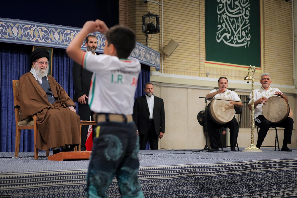 لحظه ورود رهبر معظم انقلاب به حسینیه با ضرب مرشد