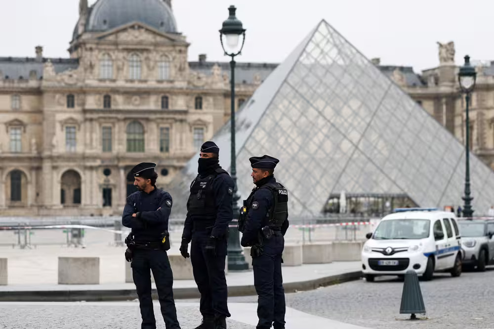 «لوور» باز شد