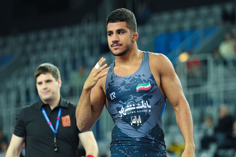 تعظیم غلامرضا فرخی به پرچم ایران بعد از قهرمانی