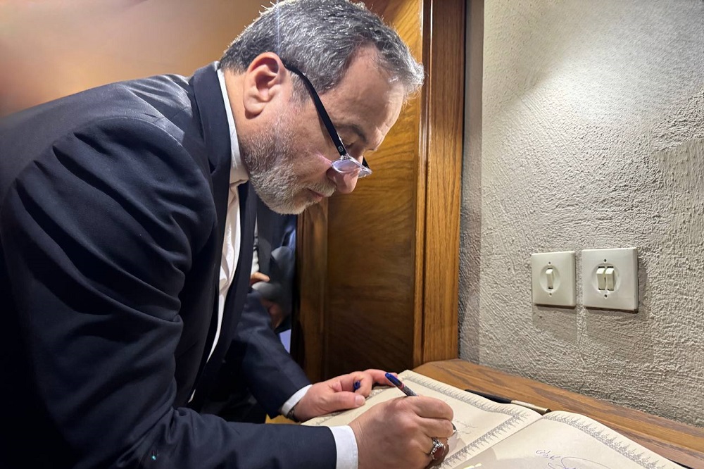 بازدید عراقچی از منزل رهبر معظم انقلاب در مشهد