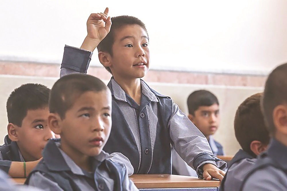 دولت به اتباع قانونی مجوز می‌دهد، مدیر مدرسه نه!