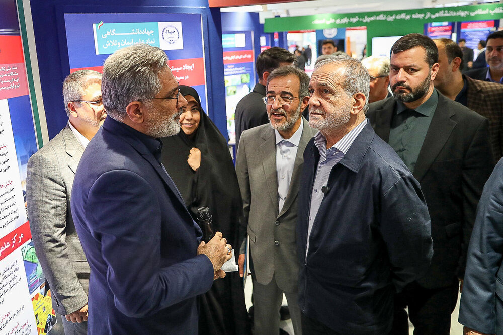 بازدید پزشکیان از نمایشگاه دستاوردهای جهاددانشگاهی