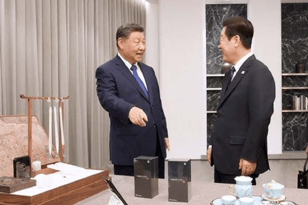 شی به رئیس‌جمهور کشور سامسونگ گوشی هدیه داد