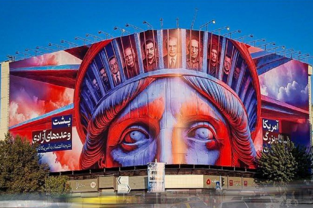 زندانیان وعده‌های آمریکا برروی دیوارنگاره میدان انقلاب
