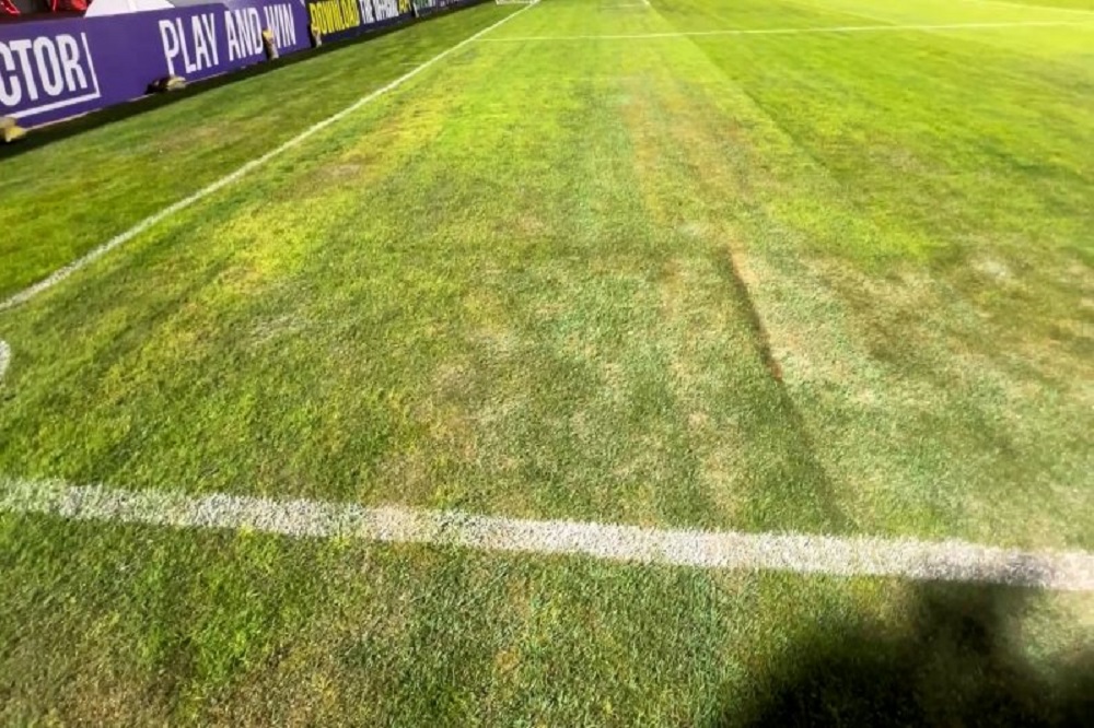 زردی روی فوتبال!