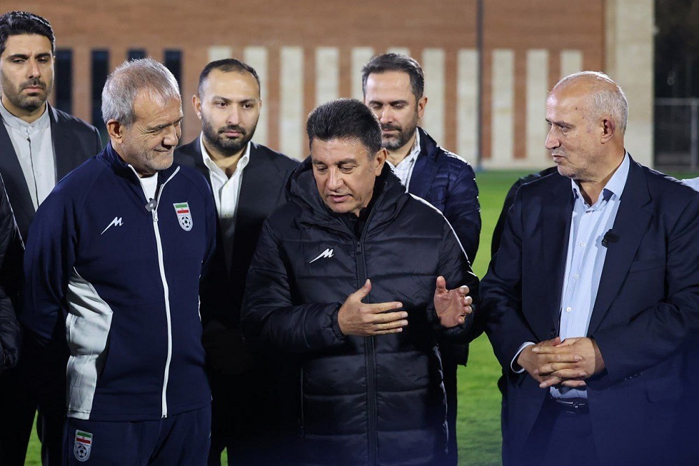 پزشکیان با ملیپوشان فوتبال کشورمان پا به توپ شد