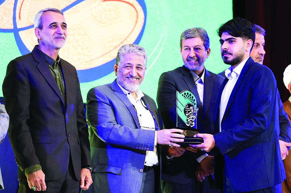 عهد کنیم که قرآن را از کتابخانهها به میدان زندگی بیاوریم