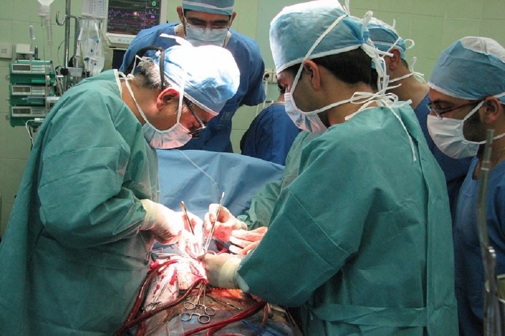 خروج ۹۰ بسته مواد مخدر از معده و روده یک بیمار!