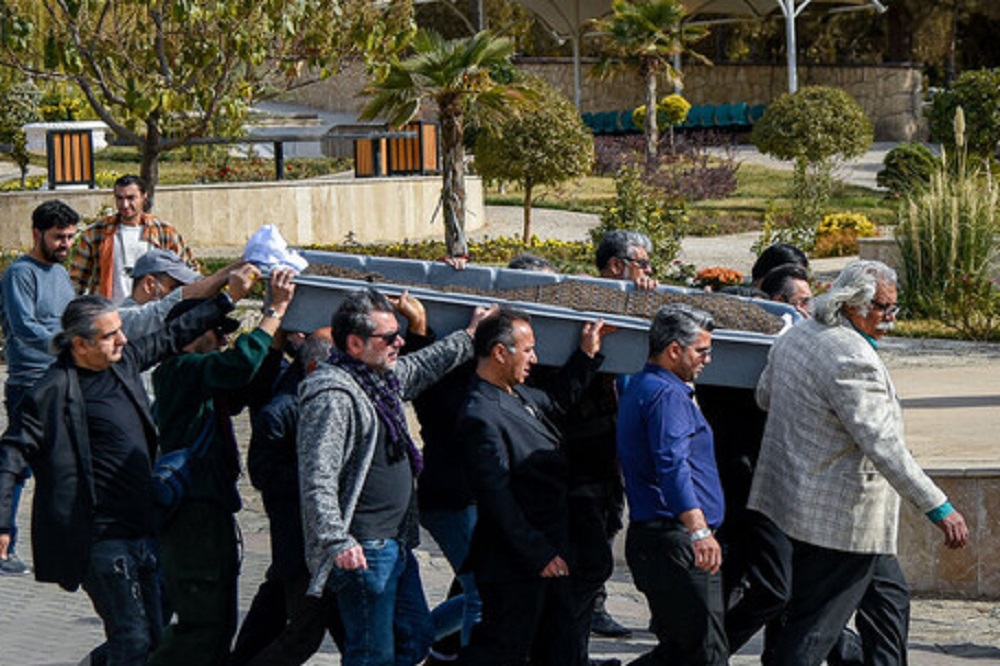 پیکر همایون ارشادی در کرج به خاک سپرده شد