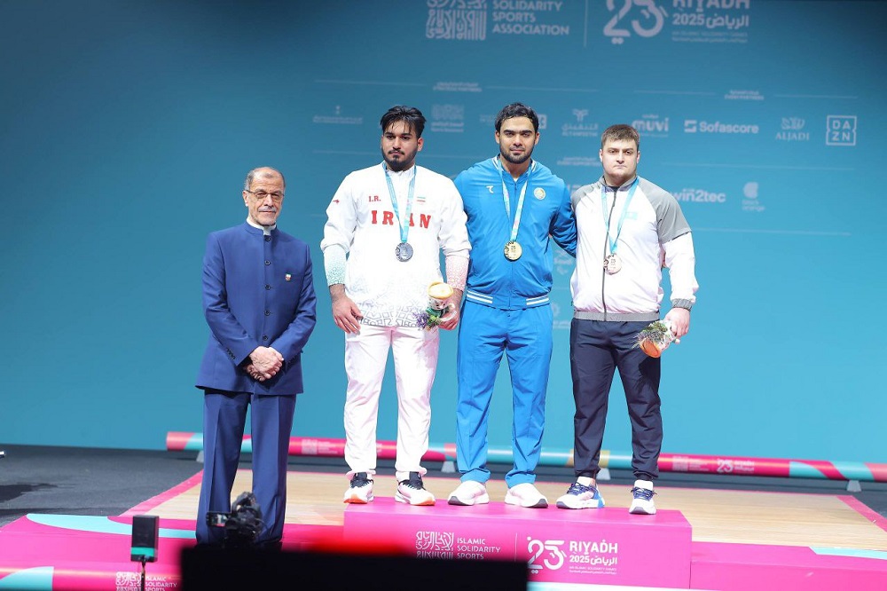 توزیع مدال وزنه برداری توسط رییس کمیته ملی المپیک