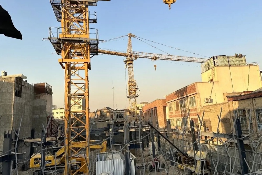 بیل و کلنگ در کاخ گلستان چه میکند؟