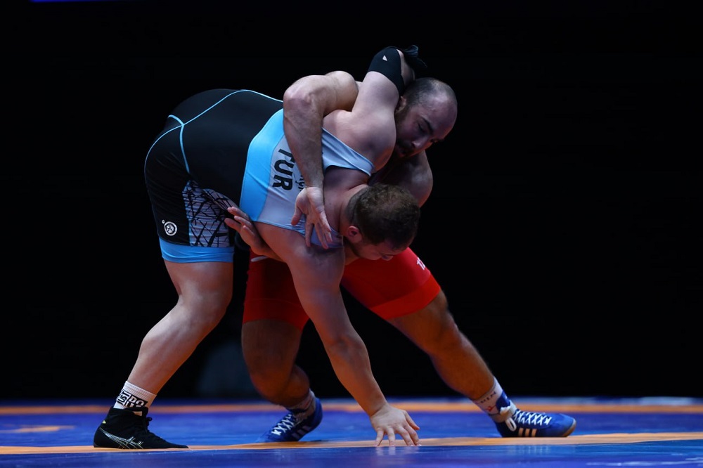 زارع مقتدرانه طلا گرفت