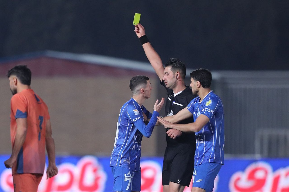 بوسه جنجالی آسانی و درگیری بازیکنان دو تیم