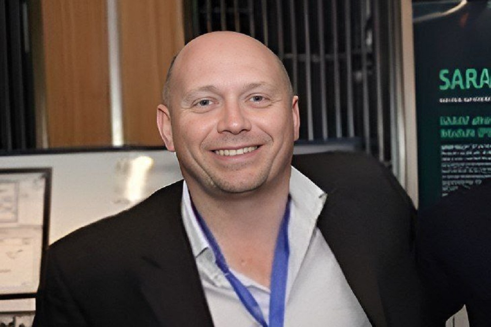 حنظله با دستهگل به استقبال دانشمند اسرائیل رفت!