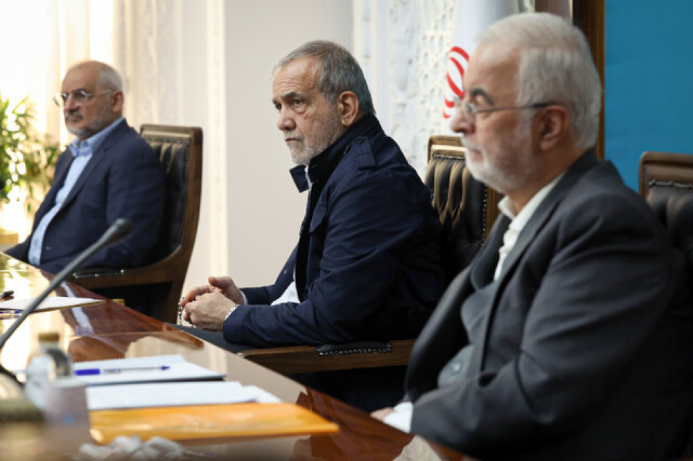 تاکید رئیس‌جمهور بر تلاش برای تغییر جدی سوخت خودروها