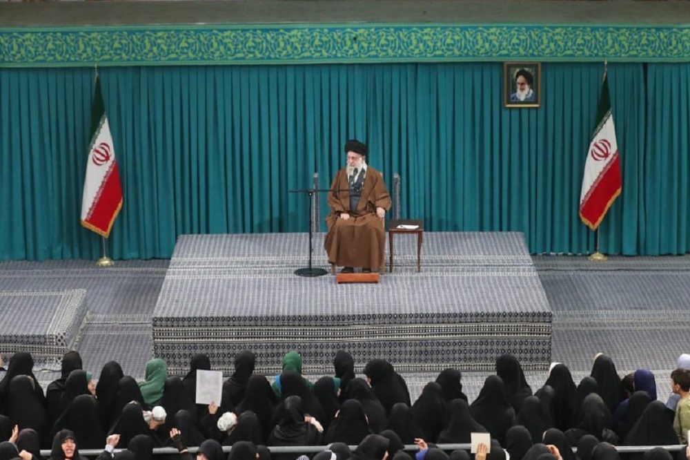 رهبر انقلاب: مردها به همسرشان بگویند دوست دارم