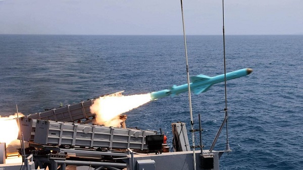 شلیک موشکهای بالستیک در رزمایش نیروی دریایی سپاه