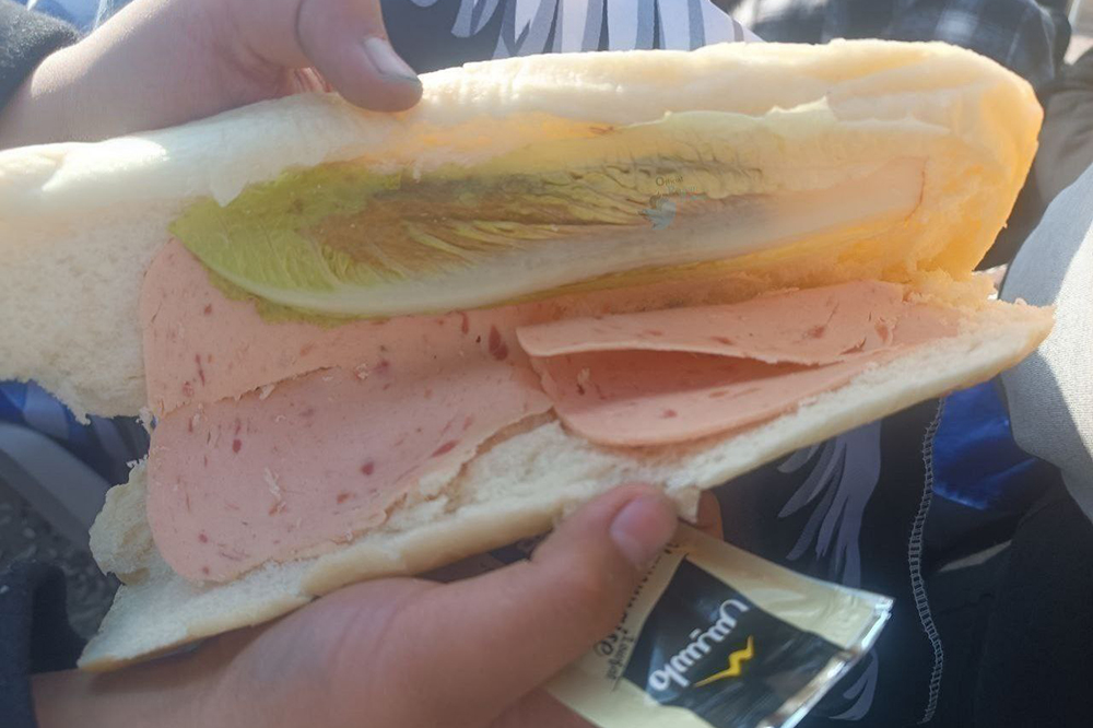 ساندویچ بیکیفیت در ورزشگاه و افت استانداردها!