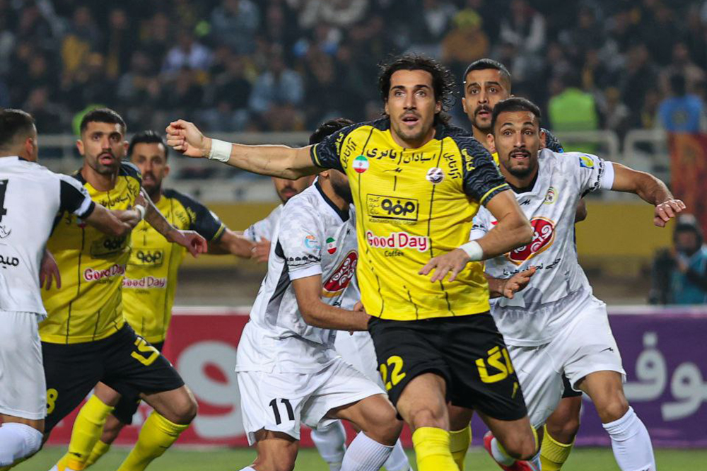 صعود سپاهان به صدرجدول با پاس گل رقبا