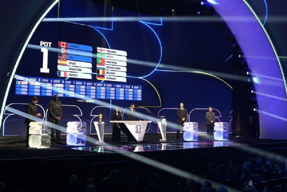 با بلژیک، مصر و نیوزیلند در گروه زندگی