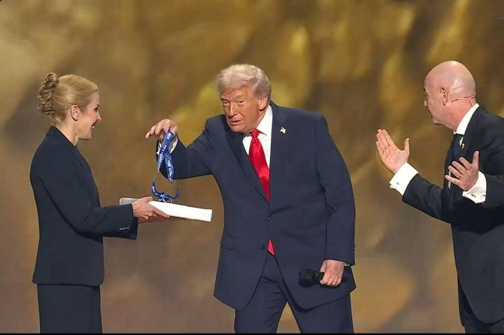 سیاستمداران و بستن دعا به دیوار فوتبال