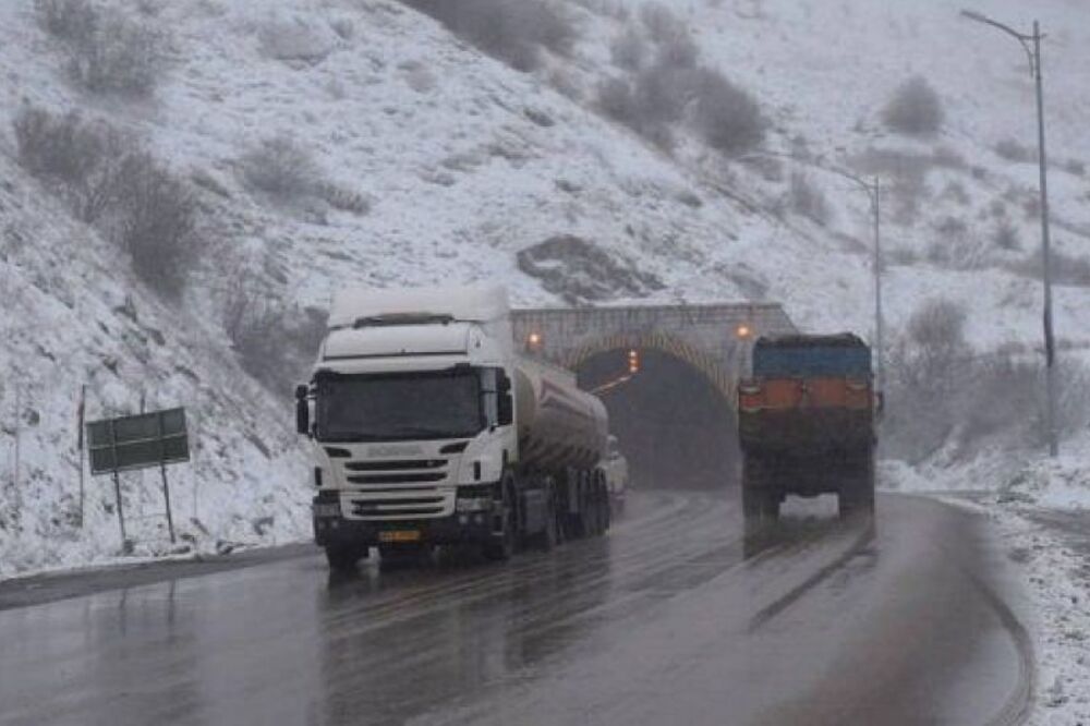 بارش برف در محور هراز و هشدار به رانندگان