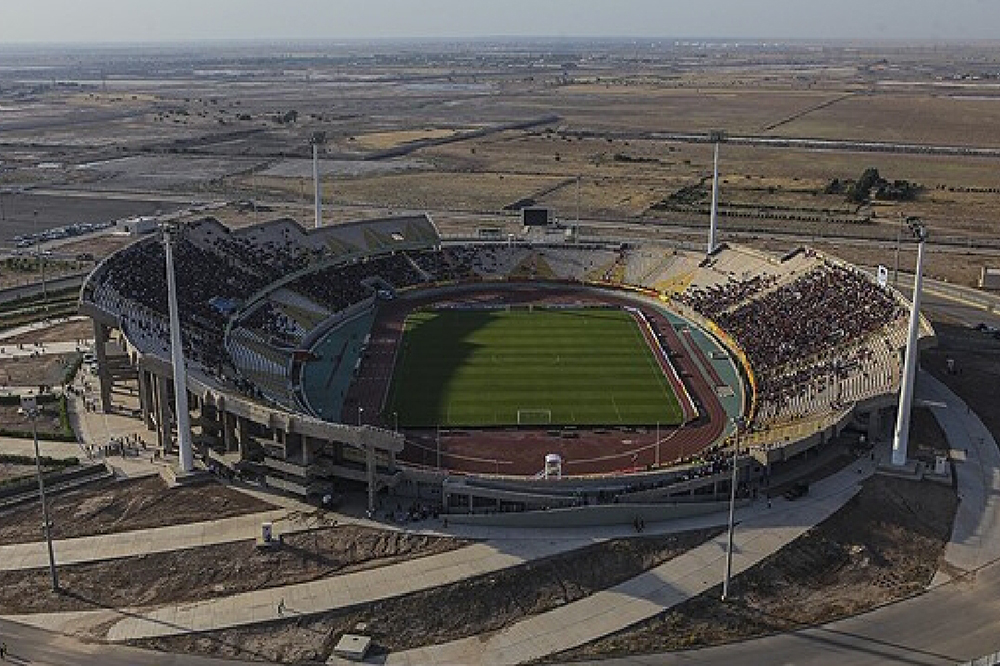 چمن سبز اما غیرقابل استفاده ورزشگاه غدیر