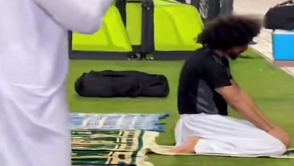 اکرم عفیف امام جماعت شد