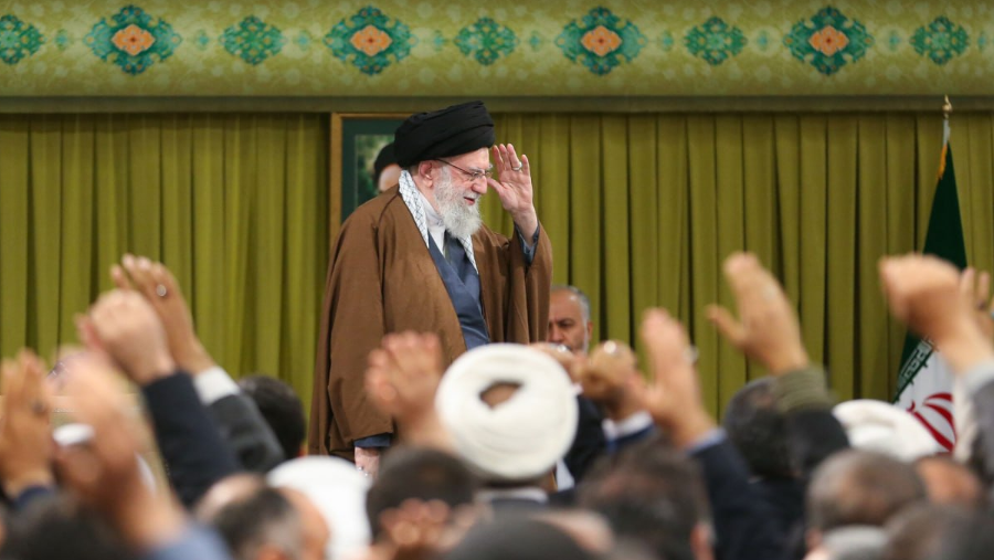 پنجره متفاوتی به لحظه ورود رهبر انقلاب به مراسم میلاد حضرت زهرا (س)