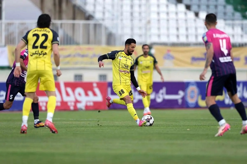 این همان آرش رضاوند استقلال است؟