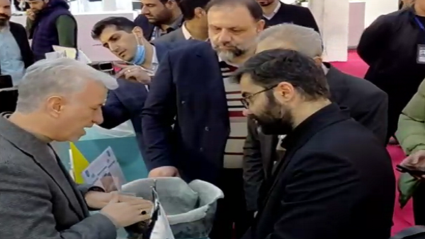 بازدید اسماعیل سقاب اصفهانی از نمایشگاه ملی پژوهش