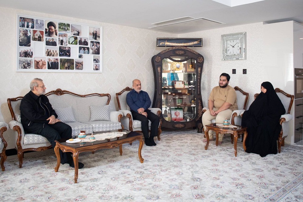 دیدار لاریجانی با خانواده شهیدان حاجیزاده و باقری