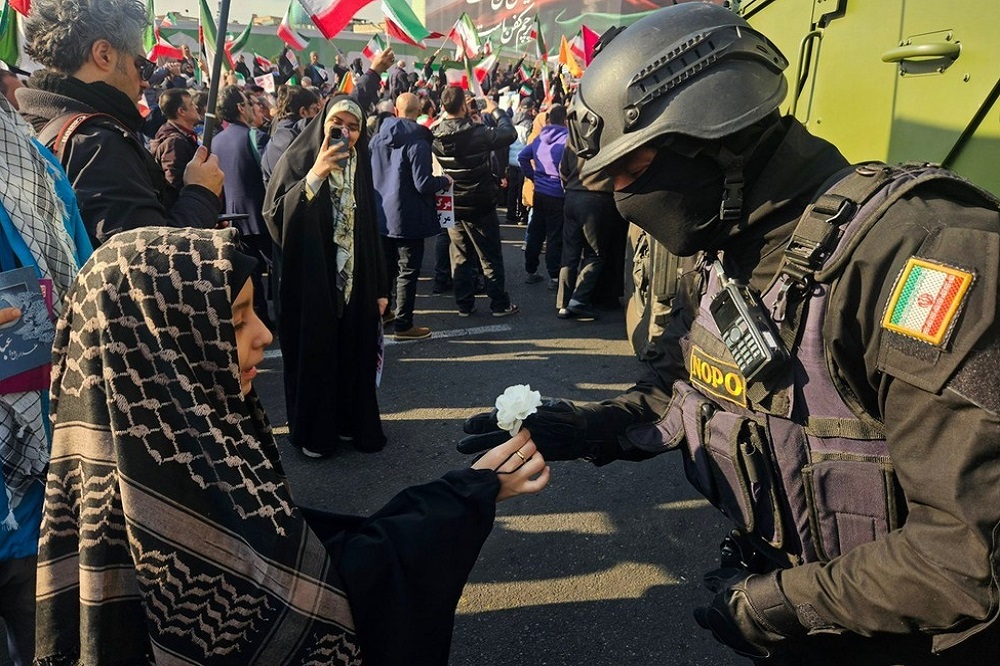 چرا ایران فرونریخت؟