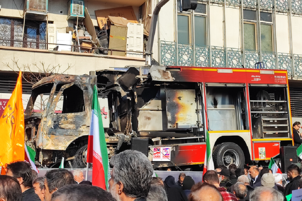 نمایش خودروی سوخته آتش‌نشانی در راهپیمایی ضدتروریستی مردم
