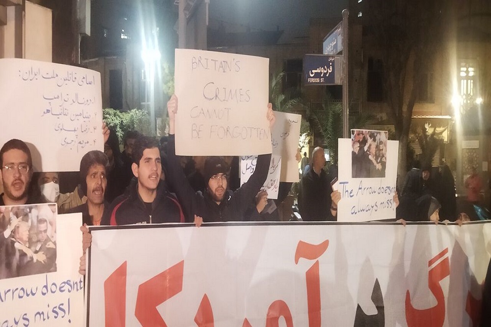تجمع دانشجویان در مقابل سفارت انگلستان در تهران